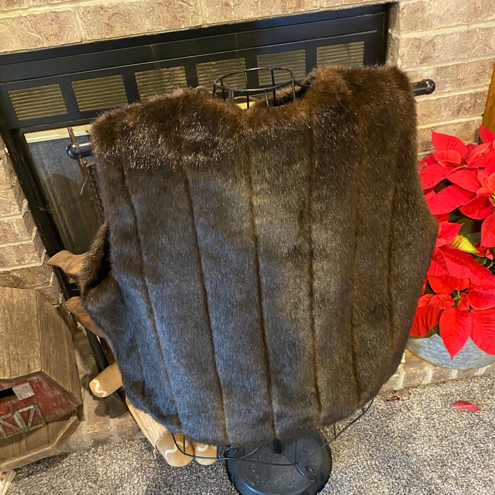 Donna Salyer's Faux fur brown vest - Picture 4 of 11